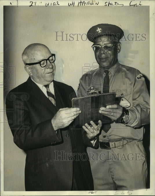 1972 Press Photo Officials discuss Boy Scout's participation in toy distribution- Historic Images