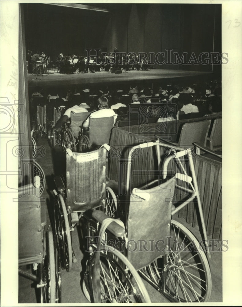 1980 Press Photo Handicapped youth enjoyed music by University of N.O. Symphony- Historic Images