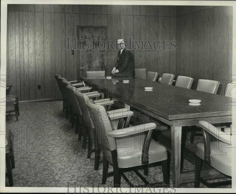 Load image into Gallery viewer, 1967 Press Photo Mr. Francis J. Henry at the conference table. - nob30910
