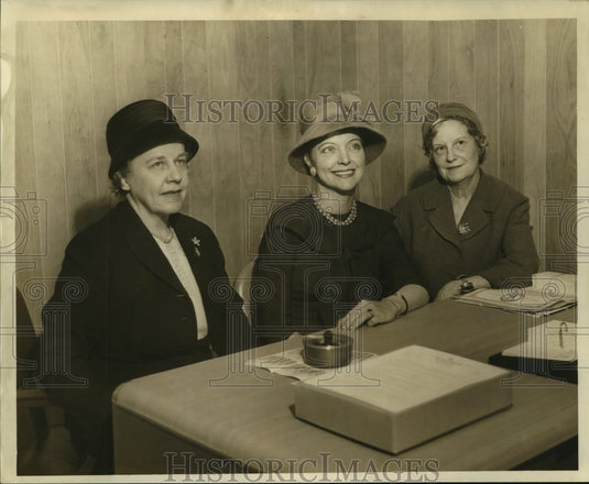 1959 Press Photo Red Cross officers at the office at 2000 Tulane Avenue.