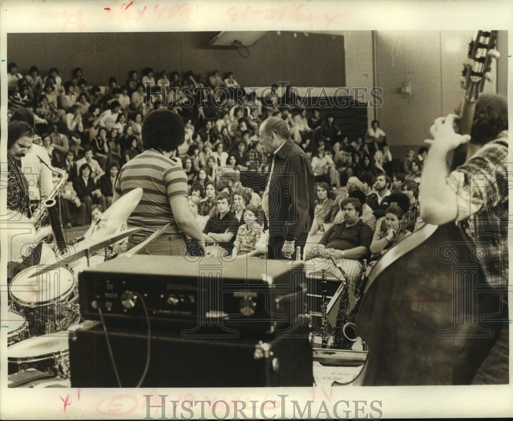 1977 Press Photo Woody Herman and the band perform classic Blue Flame theme- Historic Images