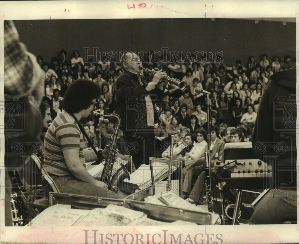 1977 Press Photo Woody Herman performs at Rummel High School Gymnasium- Historic Images