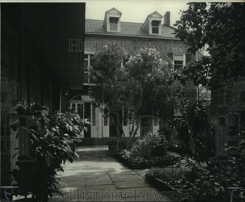 1972 Press Photo Exterior design of a Louisiana Greek Revival courtyard - Historic Images