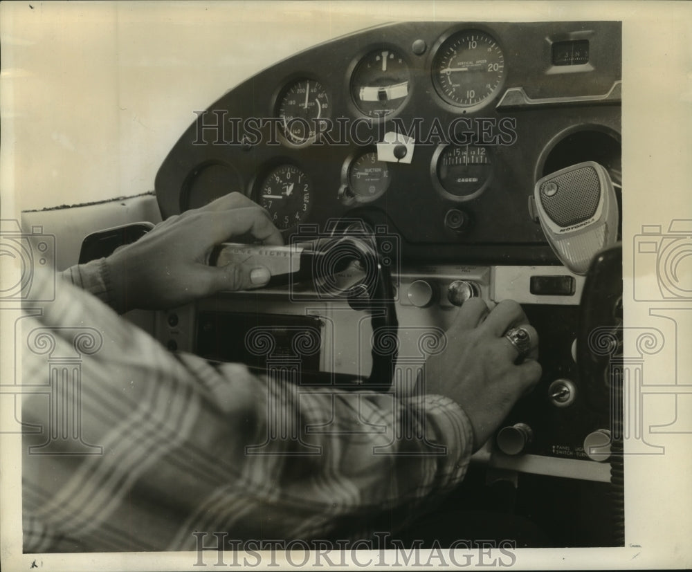 1960 Press Photo Teenager Tommy Hesselgrave, at controls of Cessna 180.- Historic Images