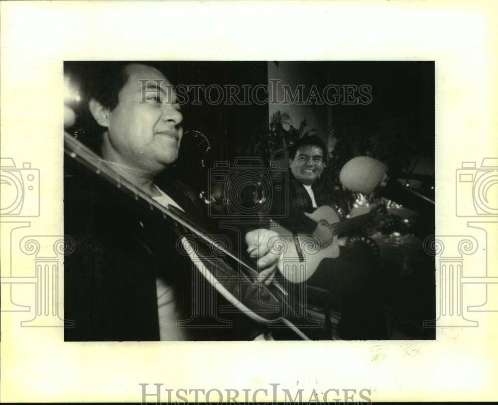 1994 Press Photo Julio and Cesar Herrera playing at Augie Glass Garden- Historic Images