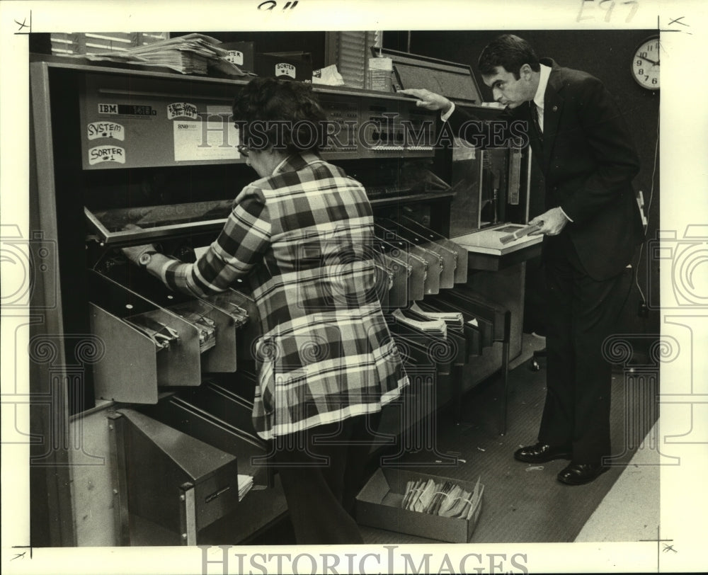 1980 Press Photo Employees at Hibernia Bank- Historic Images