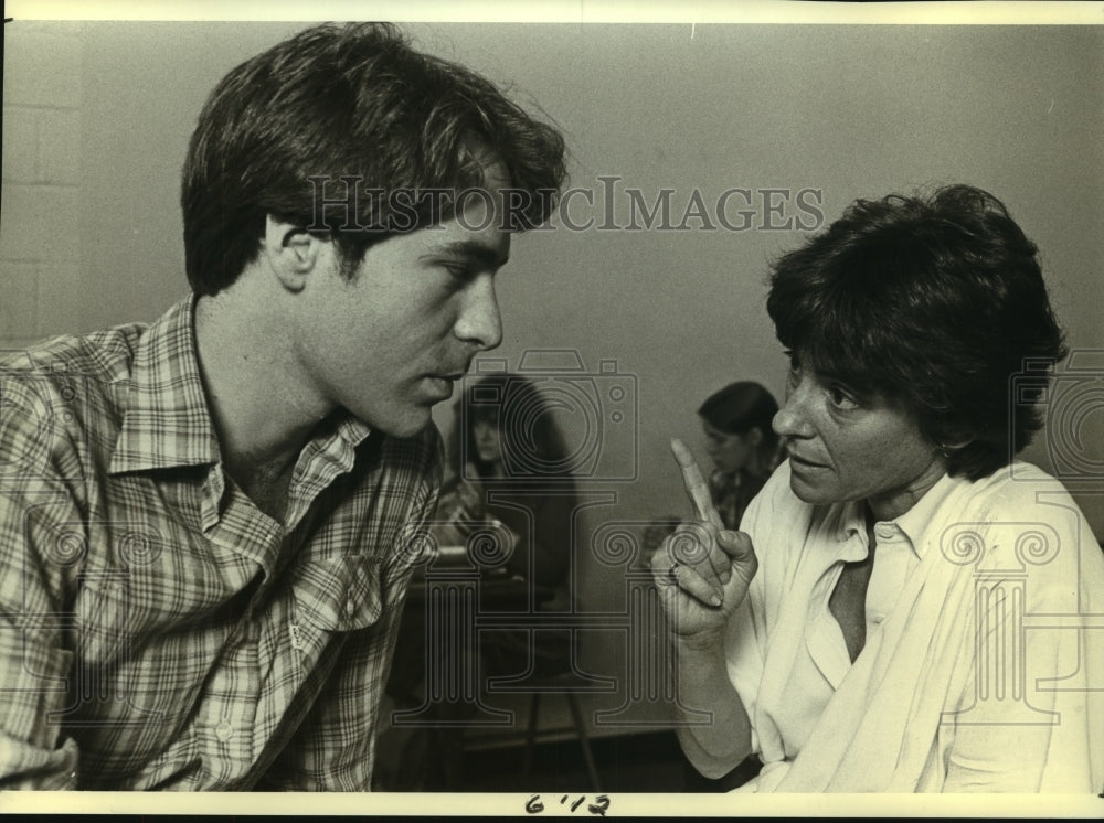 1981 Press Photo Producer Margot Harley Talks with Actor Casey Biggs - nob31391- Historic Images