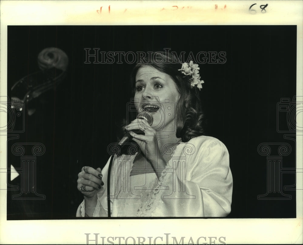 1981 Press Photo Singer Sandy Hancock performing in a nightclub. - nob31512- Historic Images