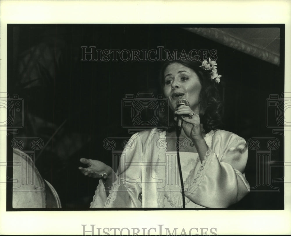 1981 Press Photo Singer Sandy Hancock performing. - nob31513- Historic Images