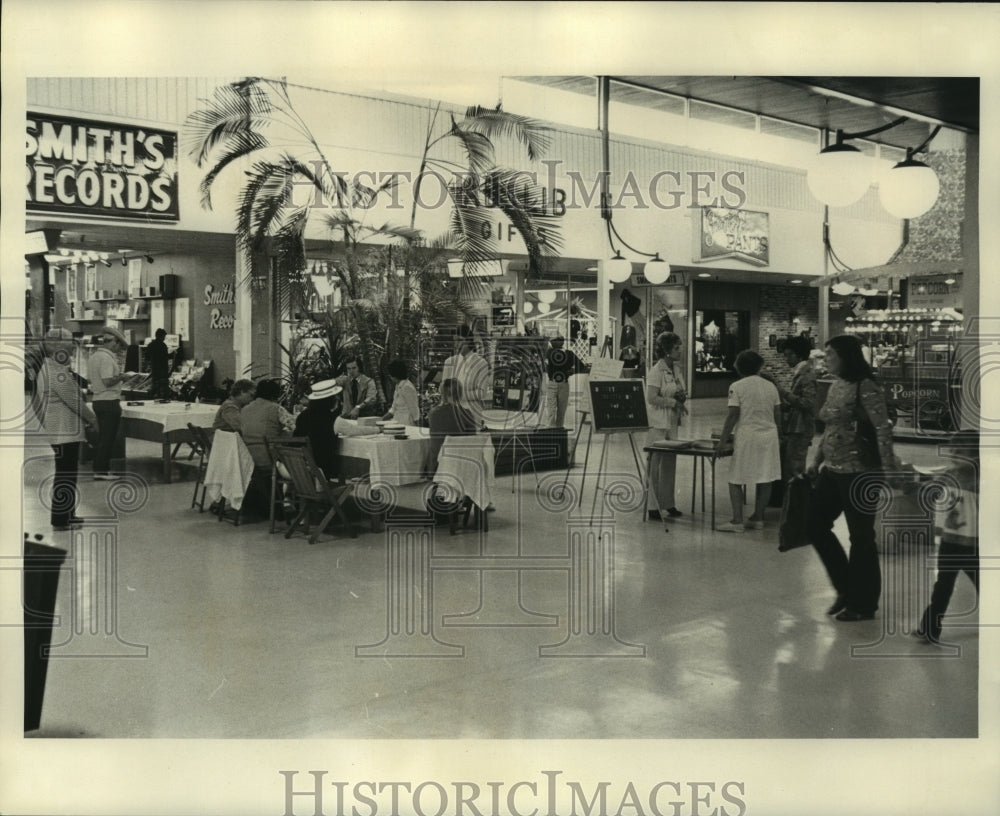 1974 Press Photo Scene at Health Fair in front of Smith&#39;s Records- Historic Images