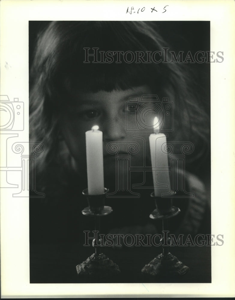 1990 Press Photo Shana Orlansky, 2, watches candles burn during Rosh Hashanah- Historic Images