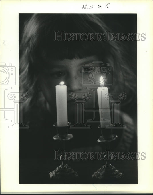 1990 Press Photo Shana Orlansky, 2, watches candles burn during Rosh Hashanah- Historic Images