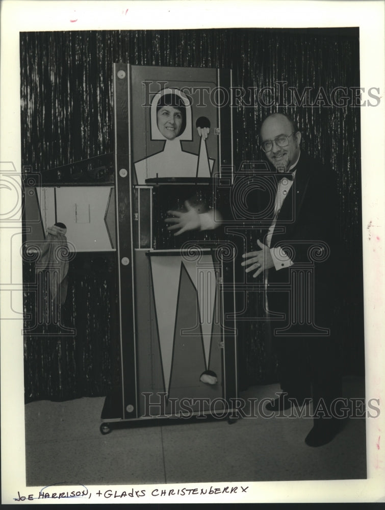 1988 Press Photo Entertainer Joe Harrison and Gladys Christenberry Doing Magic- Historic Images