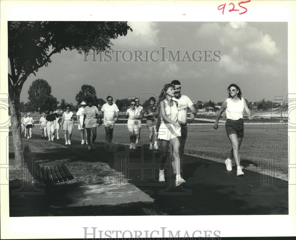 1989 Press Photo Attendees of Healthtrack Dedication gave fitness track a try- Historic Images