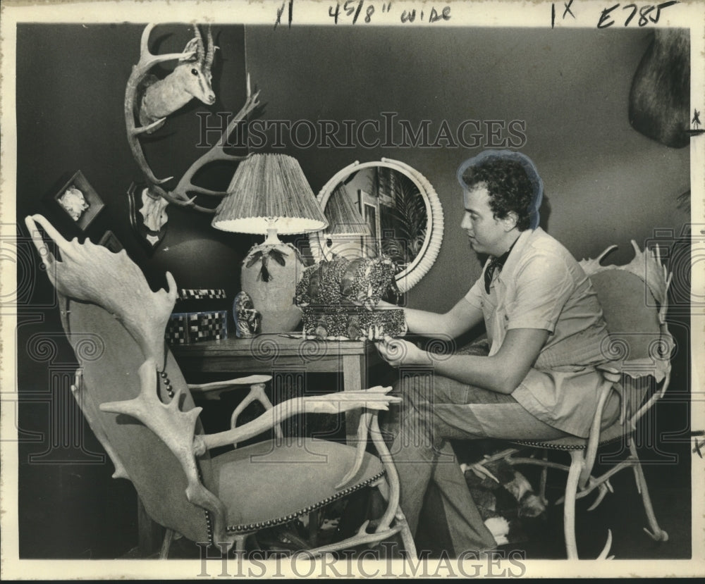 1975 Press Photo Head designer Ron Hardwick examines a small chest- Historic Images