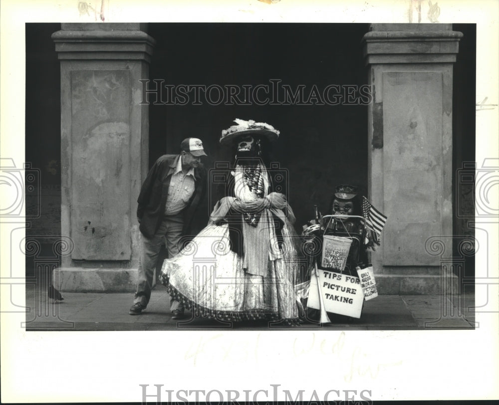 1991 Press Photo Arnold Cleveland and Gorilla Yvonne Hattier at Cabildo Friday.- Historic Images