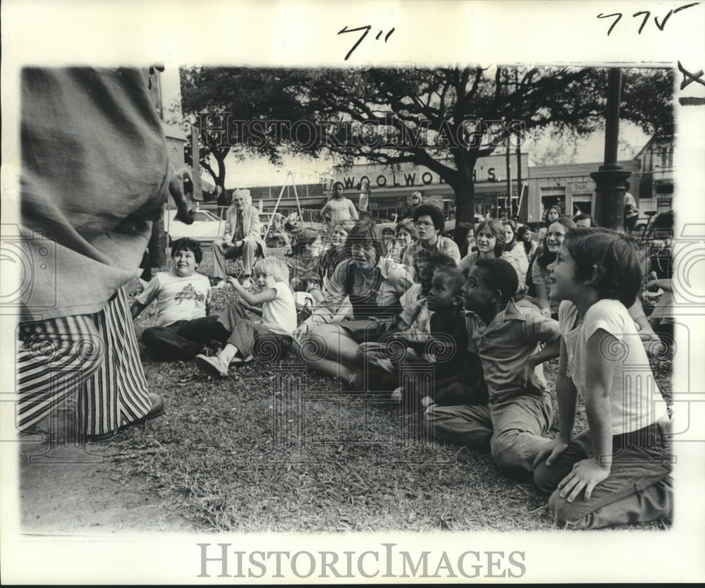 1976 Press Photo Steve Hansen, puppeteer was performing for children at library.- Historic Images