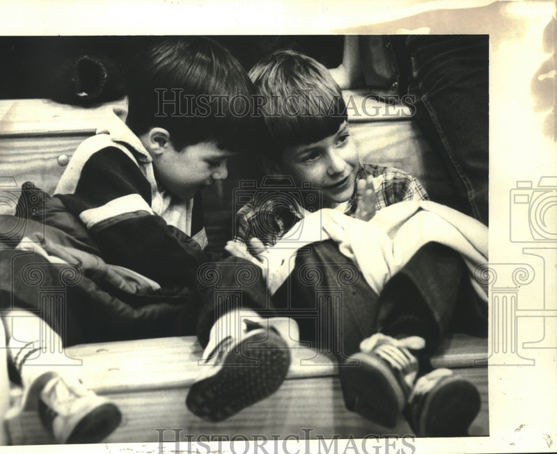 Load image into Gallery viewer, 1965 Press Photo New Orleans - Children Sit at Senatorial District Tammany Meet
