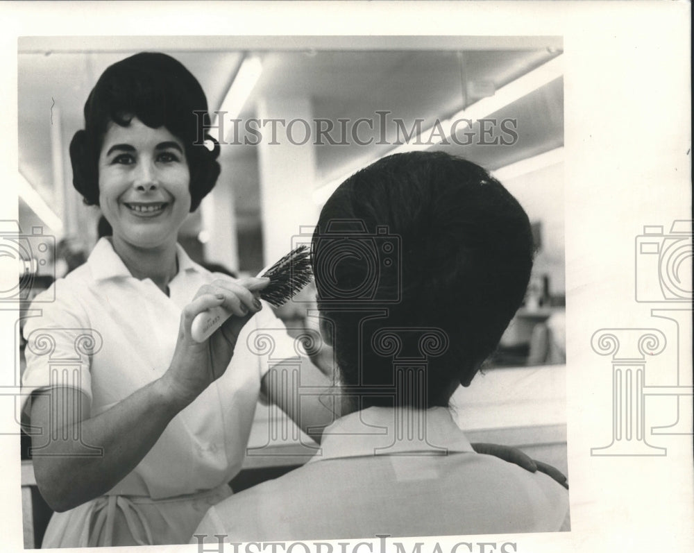 1966 Press Photo Office worker Gloria Hansen who also attends beauty college