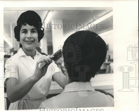 1966 Press Photo Office worker Gloria Hansen who also attends beauty college