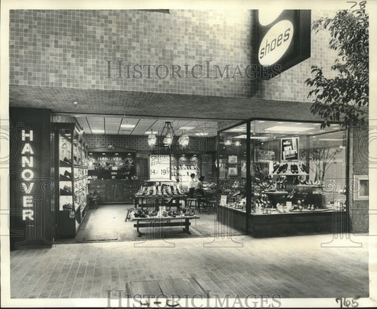 1974 Press Photo The new Hanover Shoes' store in the The Plaza in New Orleans- Historic Images