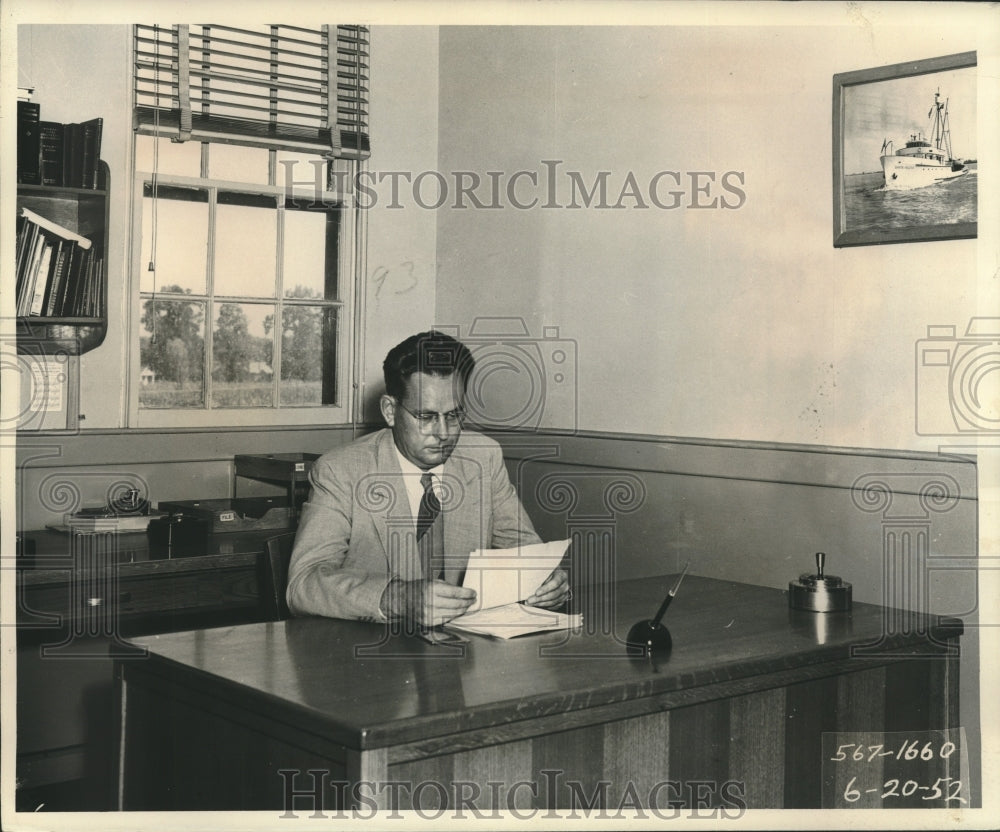 1952 Press Photo Edwin Hartzman, plant manager at Service Foundry of Avondale- Historic Images