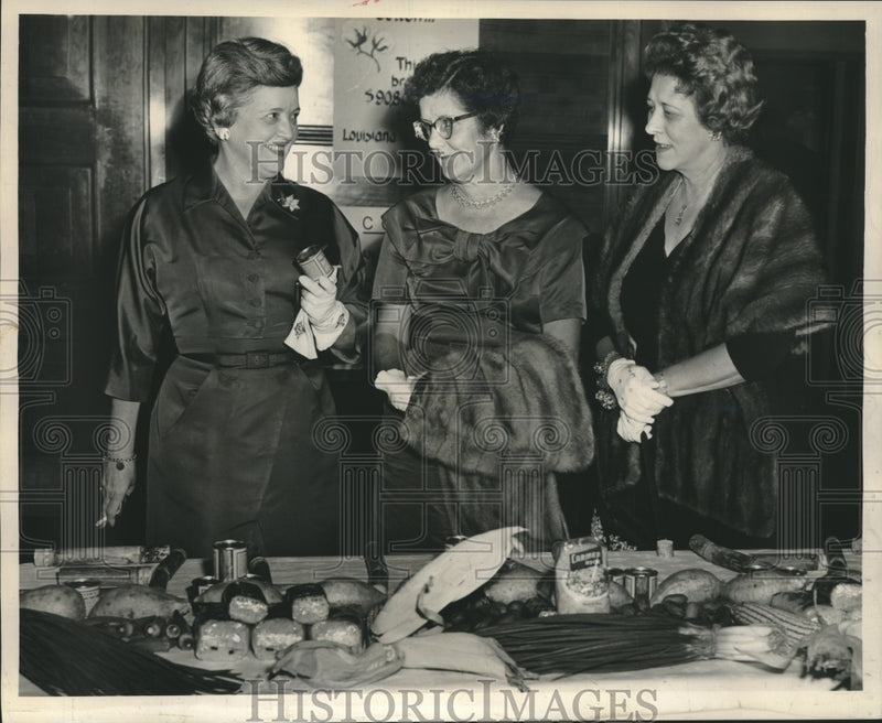 Load image into Gallery viewer, 1960 Press Photo Attendees to Harvest Festival Night at International House

