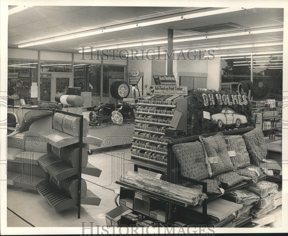 1966 Press Photo D.H. Holmes Car Care Center at 4126 Chef Menteur Highway