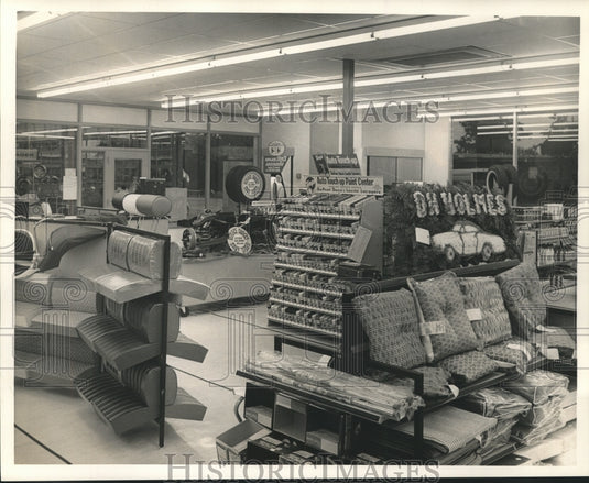 1966 Press Photo D.H. Holmes Car Care Center at 4126 Chef Menteur Highway