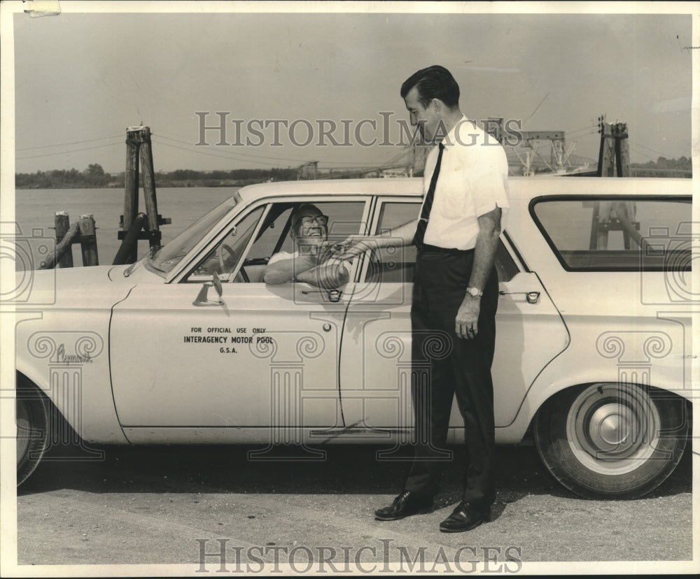 1965 Press Photo Retiring driver Joseph Harrison returns keys to Earl Messmer- Historic Images