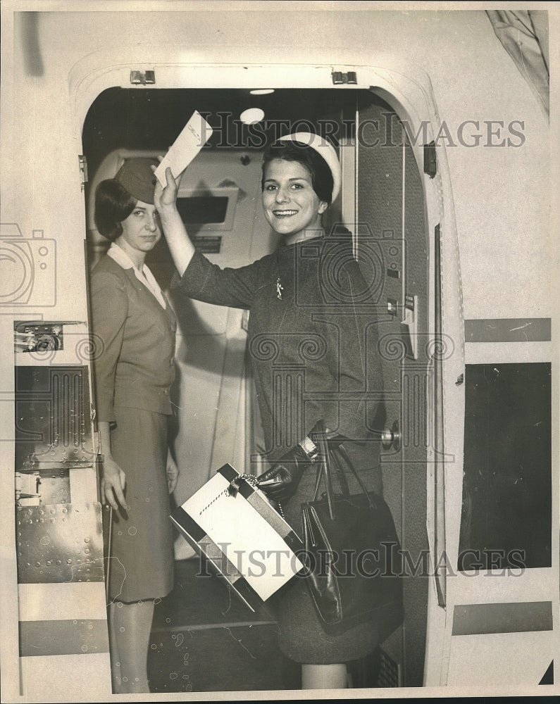 Load image into Gallery viewer, 1964 Press Photo Cassandra Helis leaves for Athens to attend Royal wedding
