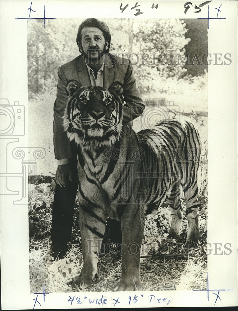 Load image into Gallery viewer, 1971 Press Photo Africa U.S.A. founder Ralph Helfer shown with a Bengal tiger
