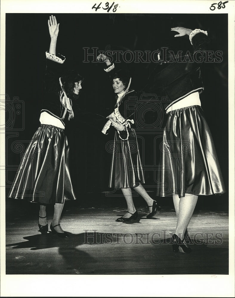 1980 Press Photo Ballos, a courtship dance from the islands in Amalia Costume- Historic Images