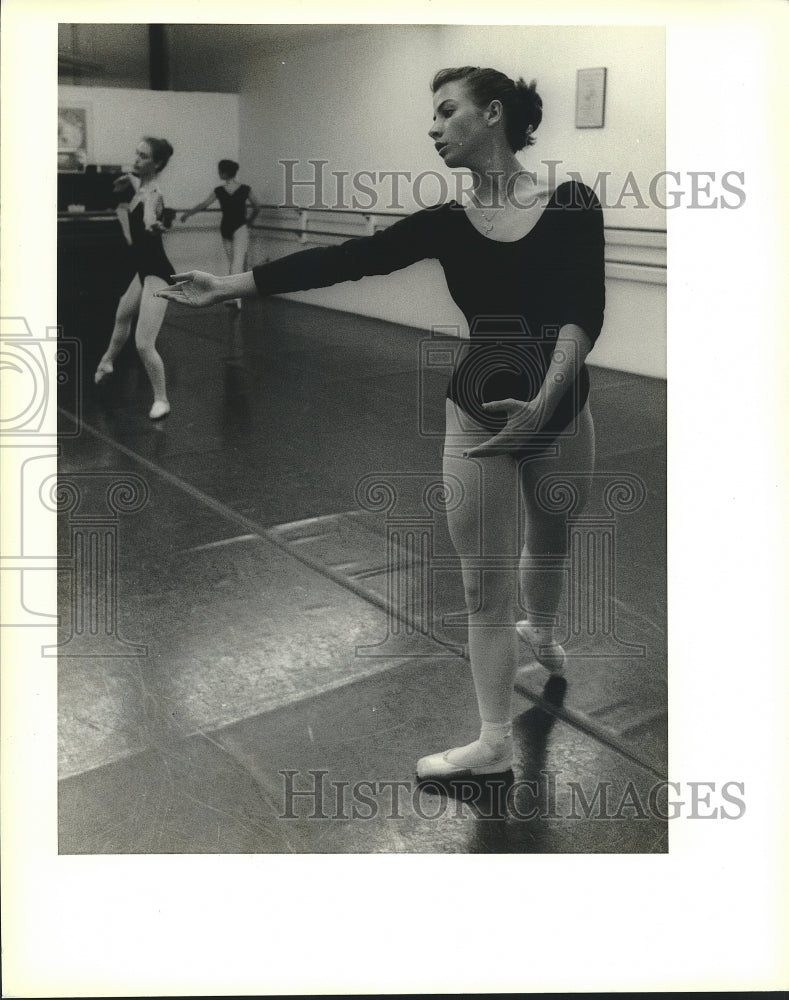 1990 Press Photo Nicole Hebert rehearses at Apetrei Dancenter in Mandeville- Historic Images