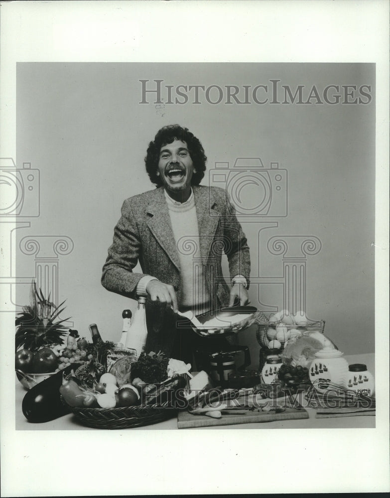 Load image into Gallery viewer, 1984 Press Photo Howard Helmer teaching some cooking tips - nob33255
