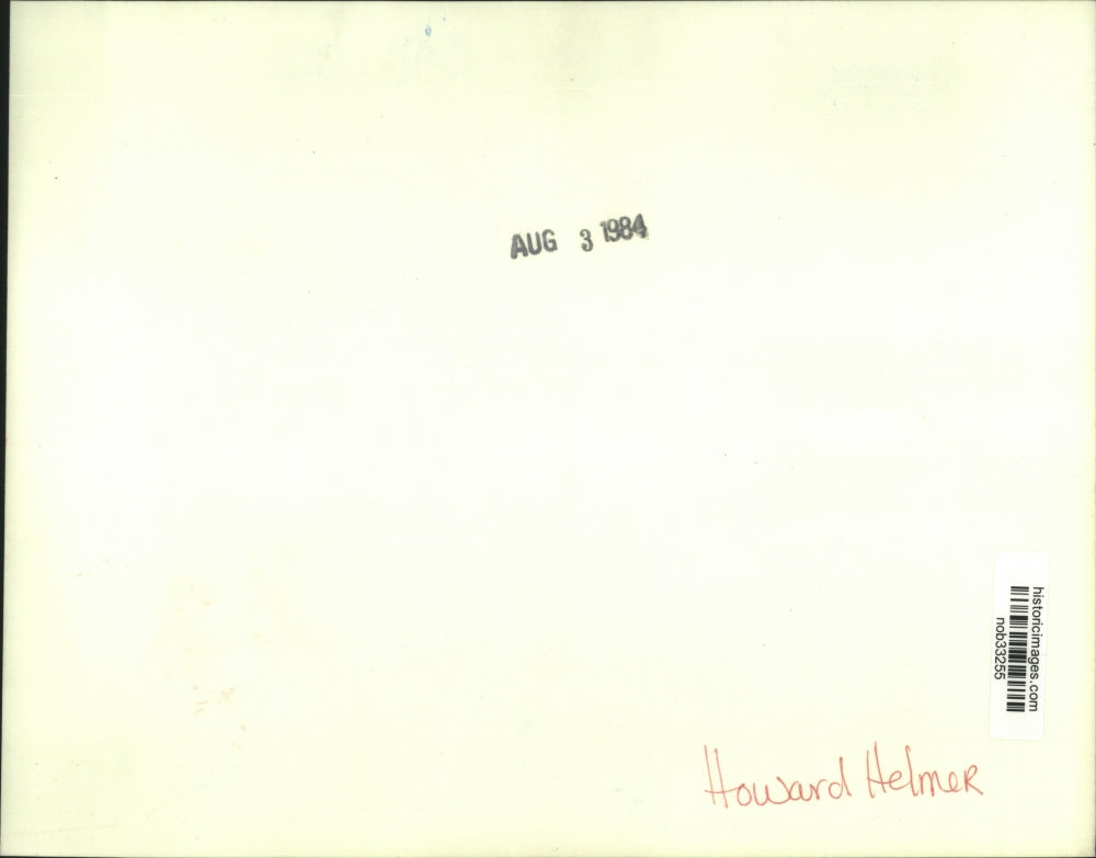 1984 Press Photo Howard Helmer teaching some cooking tips - nob33255