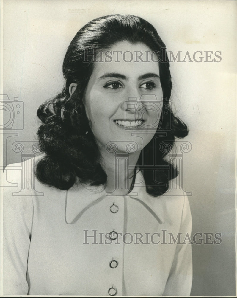 Load image into Gallery viewer, 1971 Press Photo Mrs. Roy Hemelt of American Medical Association Women Auxiliary
