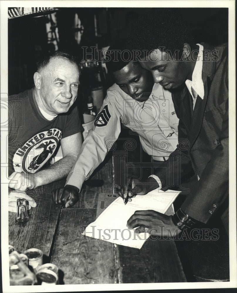 1973 Press Photo US Military - Curtis Grace Writes Historic Signature- Historic Images