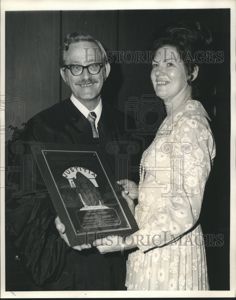 Load image into Gallery viewer, 1971 Press Photo Judge &amp; Mrs. Cyril J. Gracianette with American Bar Assn. Award
