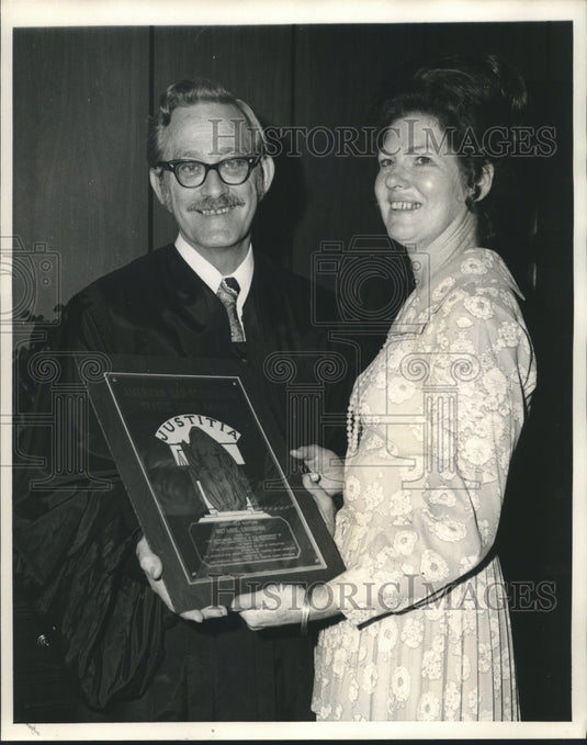 1971 Press Photo Judge & Mrs. Cyril J. Gracianette with American Bar Assn. Award