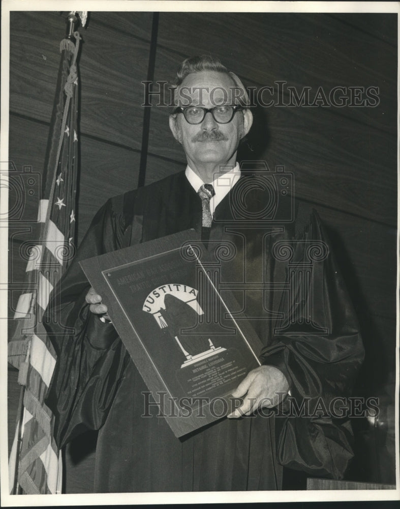 Load image into Gallery viewer, 1971 Press Photo Judge Cyril J. Gracianette with American Bar Association Award
