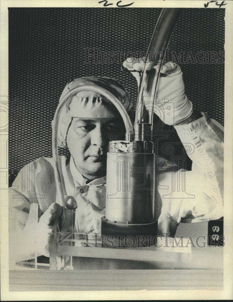 Load image into Gallery viewer, 1970 Press Photo Medicine - Energy for Cardiac Assist Device - nob33721
