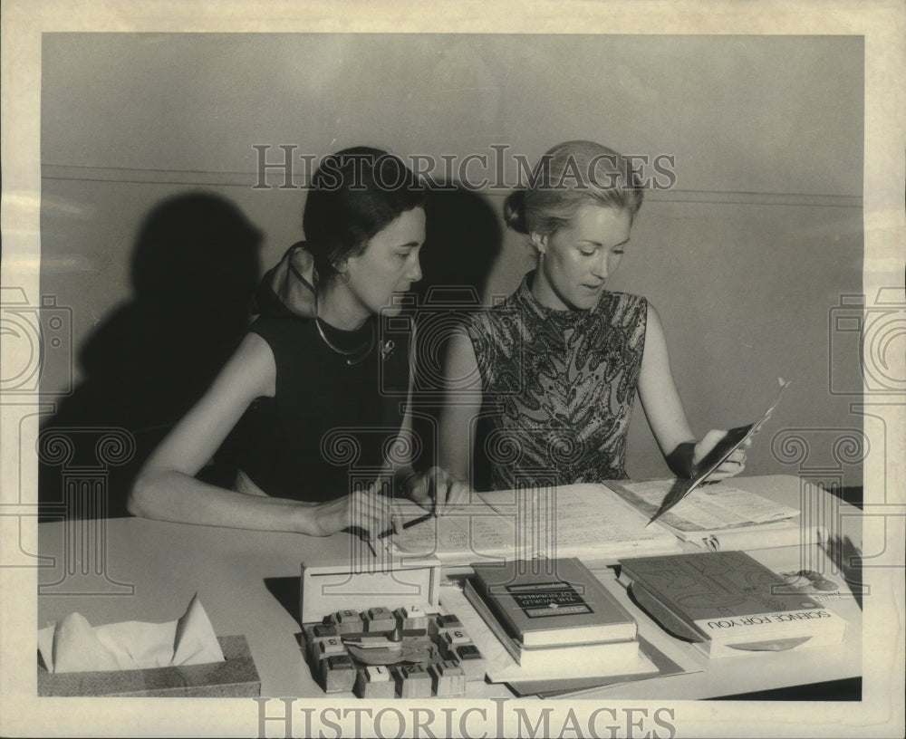 1970 Press Photo Mmes. Edward Heller & Henry Simon, at Variety children's home