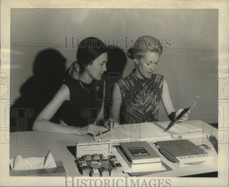 Load image into Gallery viewer, 1970 Press Photo Mmes. Edward Heller &amp; Henry Simon, at Variety children's home

