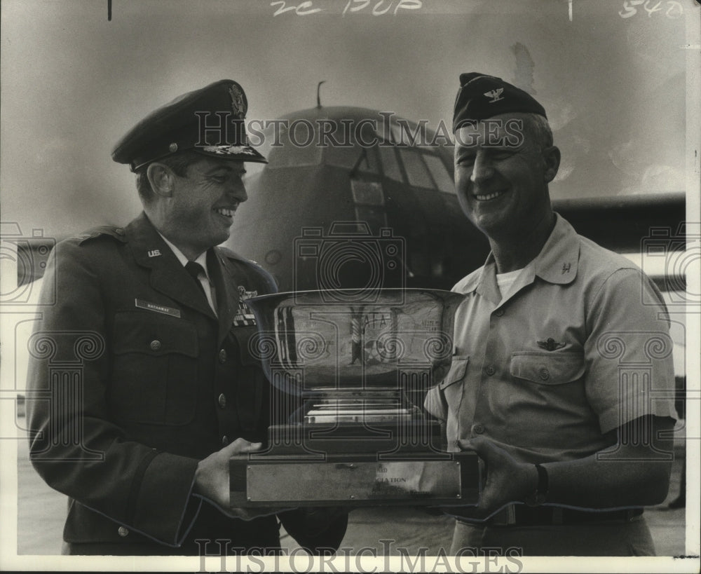 1970 Press Photo Colonels William Hathaway and Hilliard Kelly of Airlift Wing