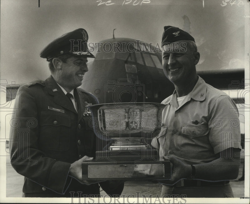 Load image into Gallery viewer, 1970 Press Photo Colonels William Hathaway and Hilliard Kelly of Airlift Wing
