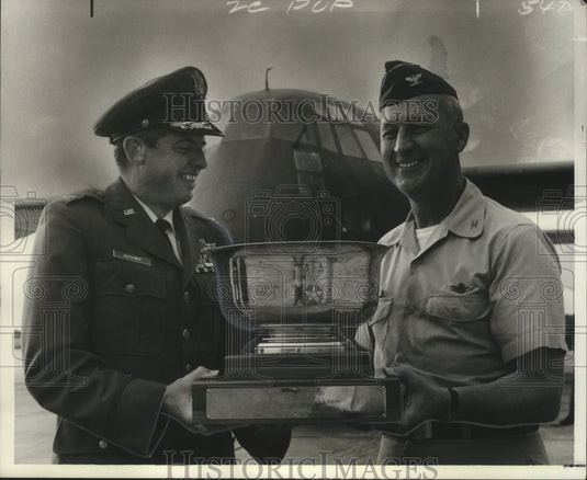 1970 Press Photo Colonels William Hathaway and Hilliard Kelly of Airlift Wing