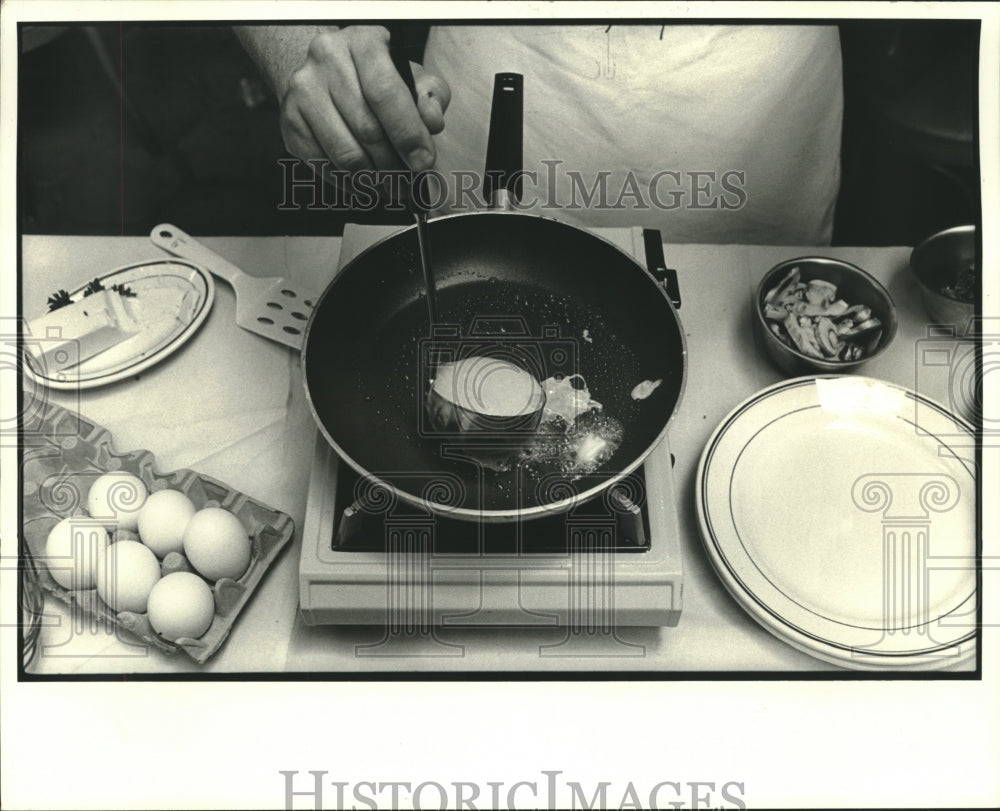 1974 Press Photo Chef Howard Helmer creates an omelet at 4141 St Charles Kitchen