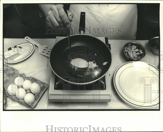 1974 Press Photo Chef Howard Helmer creates an omelet at 4141 St Charles Kitchen