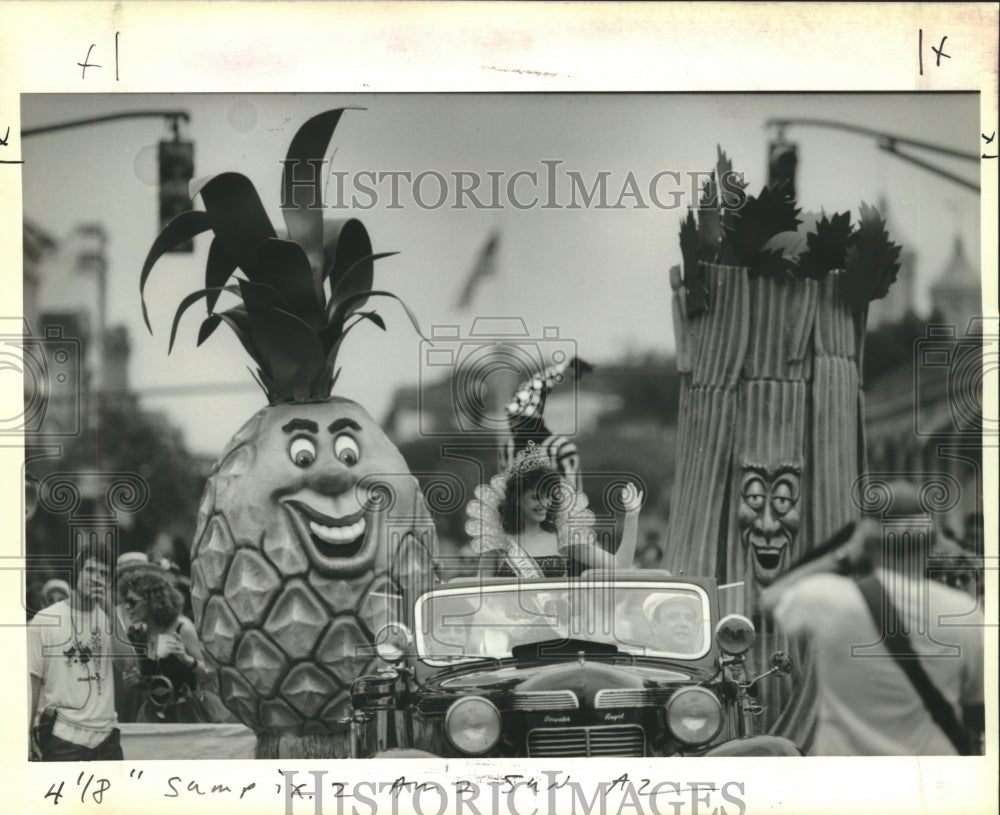 1989 Press Photo Tomato Fest Queen Shirelle Hebert rides down Decater Street- Historic Images